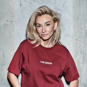 T-shirt 'I AM ENOUGH.' - Deep Bordo