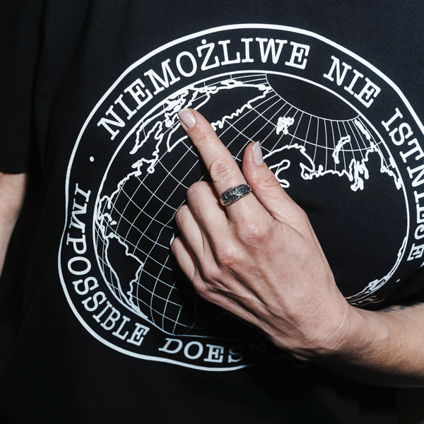 T-shirt oversize 'NIEMOŻLIWE NIE ISTNIEJE' - czarny 