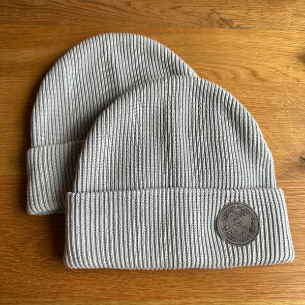 ZESTAW Z CIEPŁĄ CZAPKĄ I PLANEREM Z AUTOGRAFEM