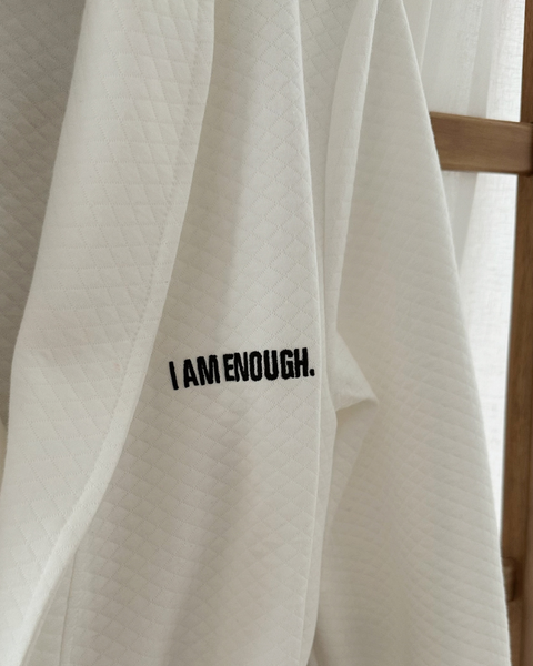 Szlafrok z kieszeniami 'I AM ENOUGH.' - XS/S petite