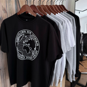 T-shirt oversize 'NIEMOŻLIWE NIE ISTNIEJE' - czarny
