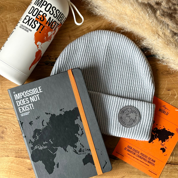 ZESTAW Z CIEPŁĄ CZAPKĄ I PLANEREM Z AUTOGRAFEM