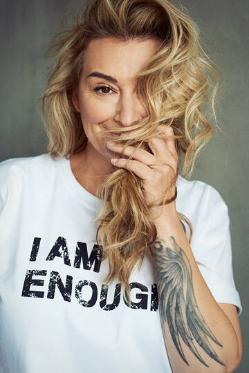 T-shirt 'I AM ENOUGH' white